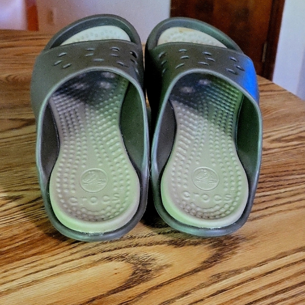 Vintage Crocs smiling croc brown